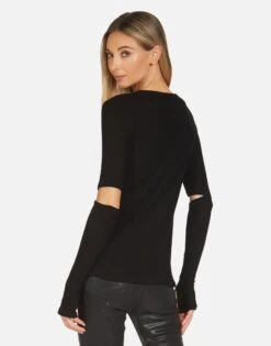 Amora X Kiss -Sweater Store 2317 THR 14180 BLK 02