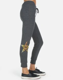 Kizzy Tiger Tongue -Sweater Store 4056 HAC 14109 HEB 05