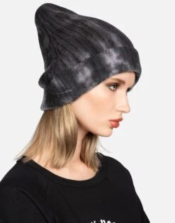 Blix Kiss Lip 18 Blix Kiss Lip -Sweater Store lauren moshi kiss lip patch hand knit cashmere beanie 9073 CSM 3P132 SMKCLD 03